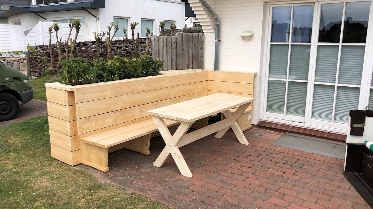 Holzbank mit Holztisch in Garten von Haus auf Sylt