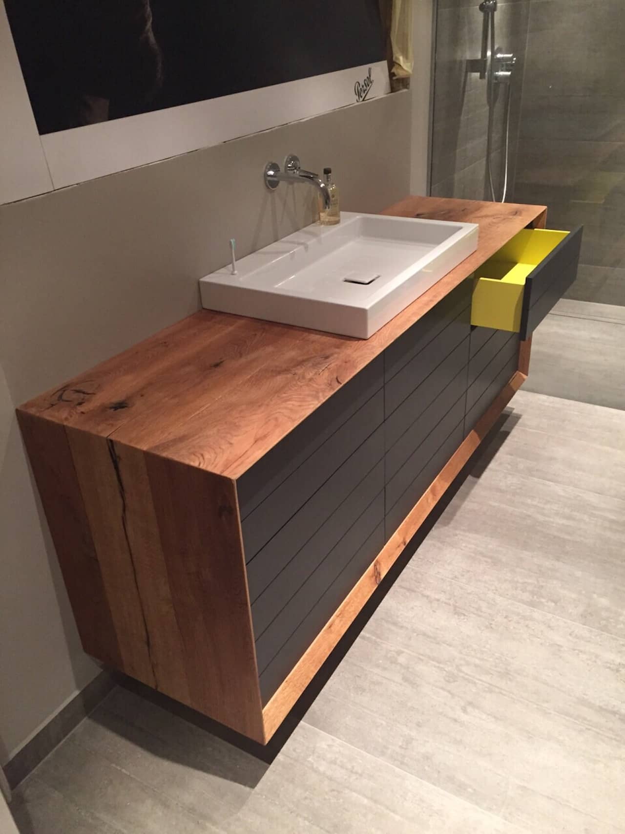 Badezimmerschrank aus Holz unter Waschbecken